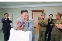 Ông Kim Jong-un cười tươi khi quân đội phóng tên lửa thành công