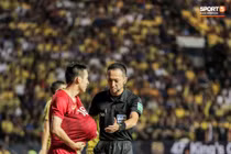 Cười ngất khoảnh khắc Đỗ Hùng Dũng bị trọng tài 'đòi nhẹ' bóng