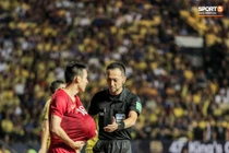 Cười ngất khoảnh khắc Đỗ Hùng Dũng bị trọng tài 'đòi nhẹ' bóng