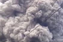 Video: Hoảng hồn núi lửa “thức giấc” nhả khói đen kịt