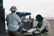 Kho ảnh khổng lồ về VN 1991-1993: Mưu sinh trên vỉa hè