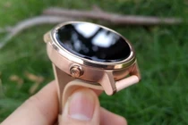 Cận cảnh đồng hồ Moto 360 vàng hồng có mặt tại VN