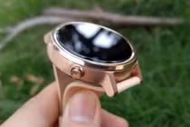 Cận cảnh đồng hồ Moto 360 vàng hồng có mặt tại VN