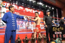 Võ sư cổ truyền đấm võ sĩ tán thủ "không trượt phát nào"