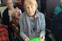 Cảnh sát giải cứu các cụ già khỏi "ngôi nhà kinh hoàng"