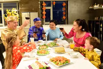 Ca sĩ Thu Minh đưa chồng triệu phú Hà Lan vào MV Tết