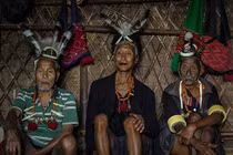 Chuyện kinh dị về bộ tộc diễu đầu người quanh làng