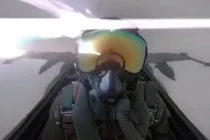 Video: Hãi hùng phi công tiêm kích bị sét đánh vào đầu giữa trời
