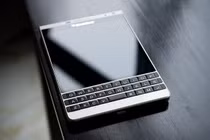 Soi tỉ mỉ điện thoại BlackBerry Passport bản mới đẹp như mơ
