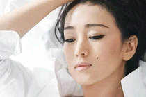 “Bạch Cốt Tinh” Củng Lợi trẻ trung ở tuổi 51