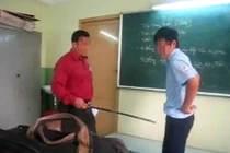 Phẫn nộ giáo viên tra tấn đổ nước vào miệng học sinh