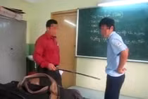 Phẫn nộ giáo viên tra tấn đổ nước vào miệng học sinh