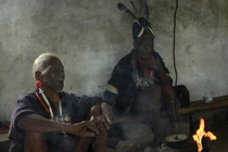 Ảnh ấn tượng thợ “lấy đầu người” cuối cùng của bộ tộc Ấn Độ