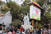 Tượng đài Cảm tử bị biến thành… bãi trông xe