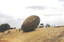 Sự thực choáng váng hòn đá cổ cân bằng trên dốc thách thức người dịch chuyển