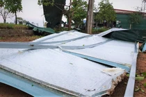Mưa lớn kèm lốc xoáy thổi bay hơn 100 mái nhà