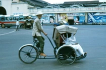 Hàng rong, quán nhậu Sài Gòn năm 1965 trong ảnh Robert Gauthier 