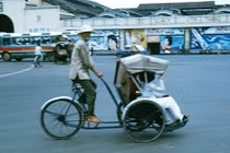 Hàng rong, quán nhậu Sài Gòn năm 1965 trong ảnh Robert Gauthier 