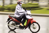 “Tá hỏa” với cách đi xe máy số của các chị em