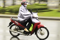 “Tá hỏa” với cách đi xe máy số của các chị em