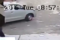 Bé gái sống sót kỳ diệu sau khi ô tô phóng qua người