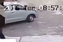 Bé gái sống sót kỳ diệu sau khi ô tô phóng qua người