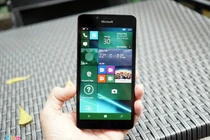 Cận cảnh điện thoại Microsoft Lumia 950 vừa “cập bến” Sài Gòn