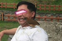 Đại gia Trung Quốc xỉa răng bằng... chim để khoe giàu