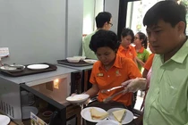 Đại gia chạy đua cạnh tranh thức ăn đường phố