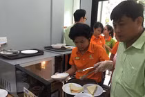 Đại gia chạy đua cạnh tranh thức ăn đường phố