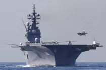 Soi tàu khu trục số 1 của Nhật sánh ngang với tàu sân bay