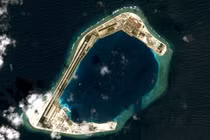 Chiến thuật “cháo nóng húp vòng quanh”... Trung Quốc mưu đoạt các bãi cạn ở Biển Đông thế nào? 