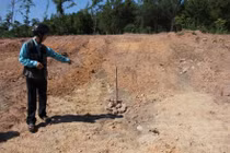 Xới tung hiện trường tìm tấm bia nghi lăng vợ vua Tự Đức