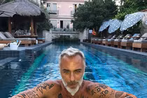 Cuộc sống trong mơ của “soái ca” tỷ phú 50 tuổi