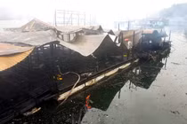 Thắp hương bất cẩn, một nhà bè bị thiêu rụi