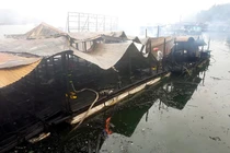 Thắp hương bất cẩn, một nhà bè bị thiêu rụi