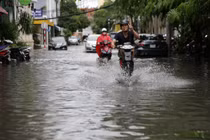 Mưa lớn, đường vào sân bay Tân Sơn Nhất lại ngập 