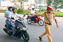 Vi phạm giao thông, còn đâm gẫy chân cảnh sát