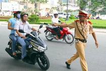 Vi phạm giao thông, còn đâm gẫy chân cảnh sát