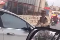 Hà Nội: Truy tìm nữ tài xế vượt đèn đỏ đẩy lùi cảnh sát giao thông