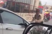 Hà Nội: Truy tìm nữ tài xế vượt đèn đỏ đẩy lùi cảnh sát giao thông