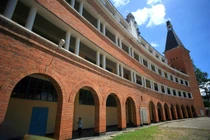 Ngôi trường cổ có kiến trúc “dị” nhất VN nằm ở đâu? 