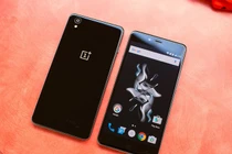 Cận cảnh điện thoại OnePlus X giống hệt iPhone 5, giá 249 USD
