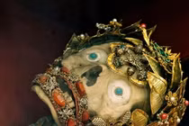 Sửng sốt những bộ xương người nghìn tuổi dát vàng ngọc