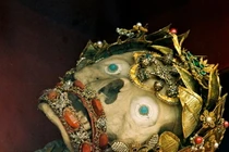 Sửng sốt những bộ xương người nghìn tuổi dát vàng ngọc