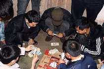 Một chủ tịch phường bị đình chỉ vì liên quan đến... đánh bạc