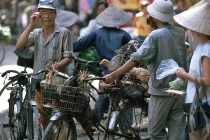 Kho ảnh khổng lồ về VN 1991-1993: Chợ búa ở Hà Nội