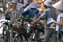 Kho ảnh khổng lồ về VN 1991-1993: Chợ búa ở Hà Nội