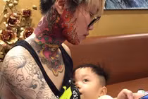 Cô gái xăm hình kỳ lân lên mặt gây sốt mạng Việt 