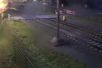 Video: Suýt chết vì đạp xe băng qua trước mũi tàu hỏa